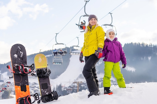 Inverno, sci, neve e sole - famiglia che si gode le vacanze invernali