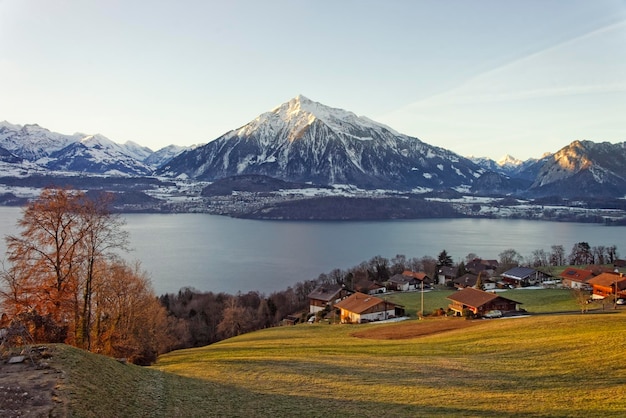 Inverno svizzero vicino al lago di Thun