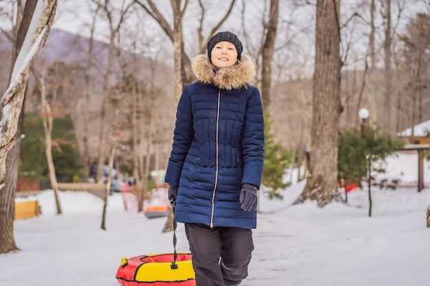 Inverno tempo libero sport amicizia e concetto di persone donna e tubi di neve