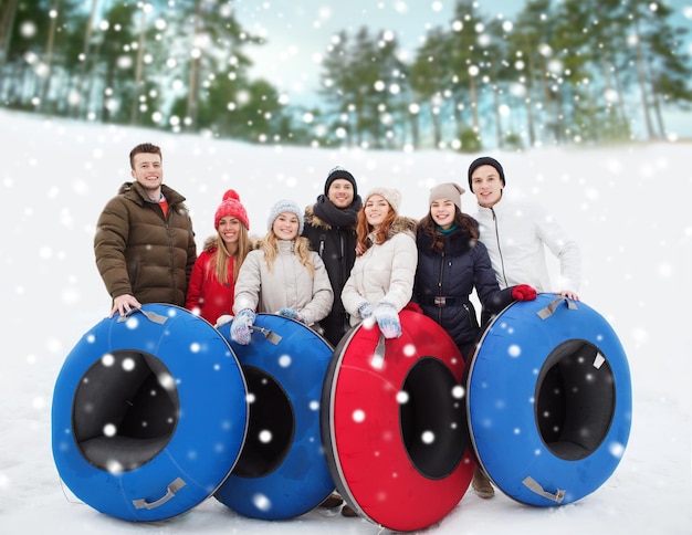 inverno, tempo libero, sport, amicizia e concetto di persone - gruppo di amici sorridenti con tubi da neve all'aperto