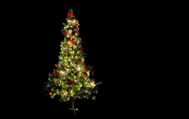 inverno, vacanze, decorazione e concetto di illuminazione - bellissimo albero di natale decorato e illuminato su sfondo nero