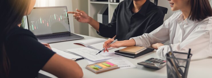 Investimento in borsa, riunione del team aziendale e visualizzazione del grafico commerciale, valutazione del valore di mercato.