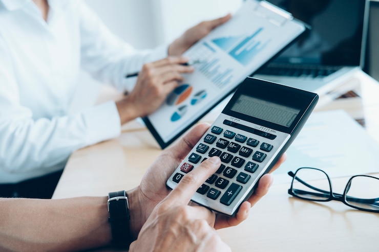 Foto investitore che lavora nuovo progetto di avvio. riunione finanziaria.