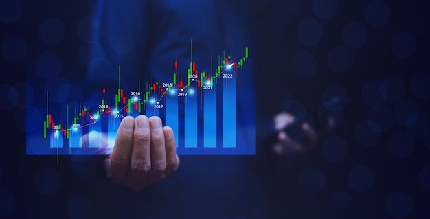 Investitore o commerciante in possesso di grafico digitale sullo schermo visivo della tecnologia per il trading online del mercato azionario forex o borsa valori