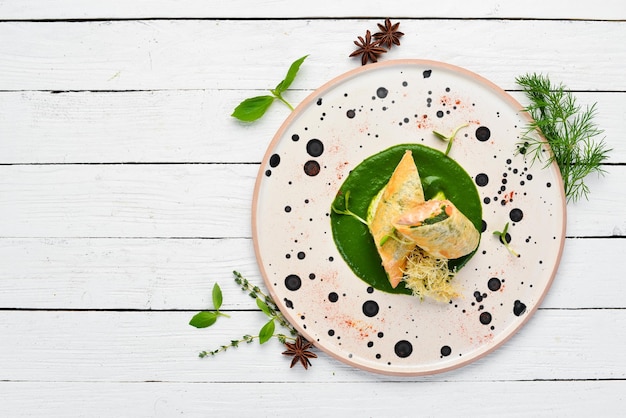 Involtini con salmone e spinaci Lavash Nel piatto Vista dall'alto Spazio libero per il testo Stile rustico