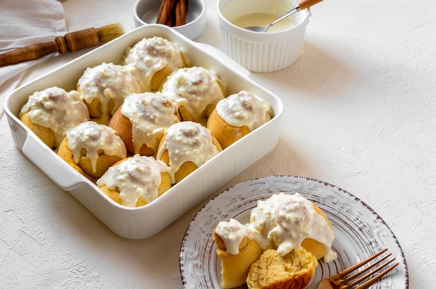 Involtini Di Cannella Appena Sfornati Con Glassa