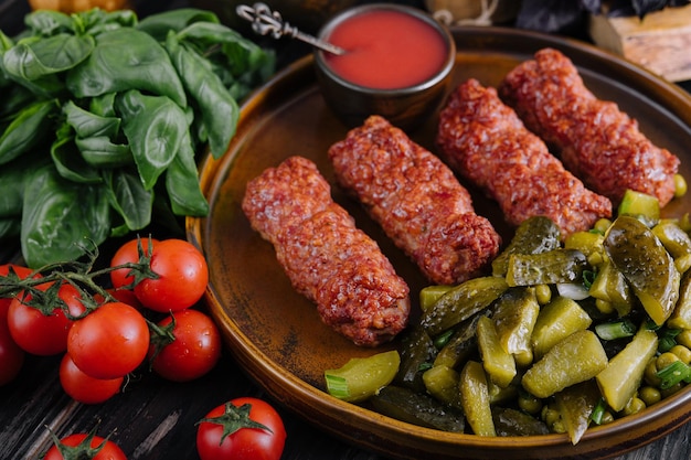 Involtini di carne mititei o mici cibo tradizionale rumeno
