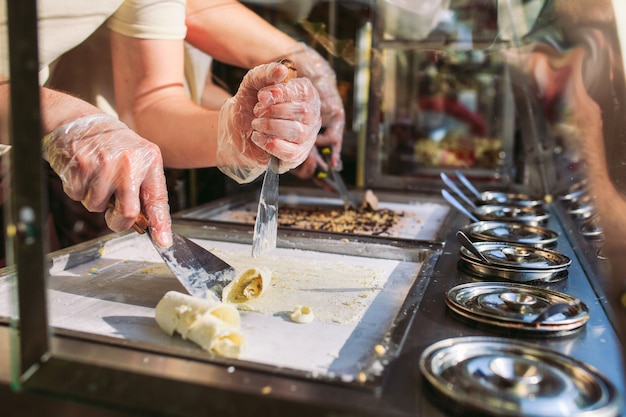 Involtini di gelato saltati in padella. Gelato organico, naturale, dessert fatto a mano.