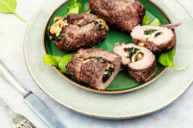 Involtini di manzo con funghi e spinaci