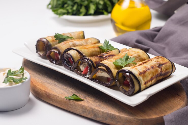 Involtini di melanzane grigliate al forno con ricotta, pomodori e panna acida. Cucina georgiana.