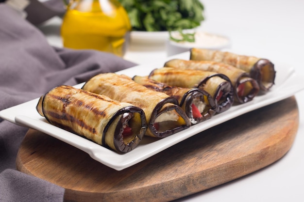 Involtini di melanzane grigliate al forno con ricotta, pomodori e panna acida. Cucina georgiana.