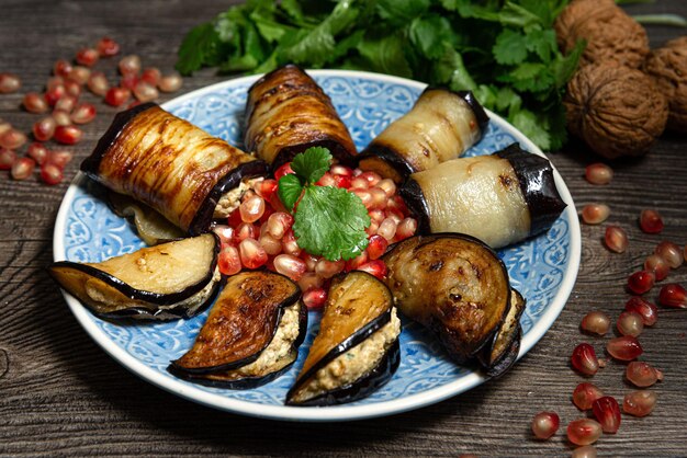 Involtini di melanzane ripieni di ripieno di noci con semi di melograno Piatto cucinato in casa della cucina georgiana