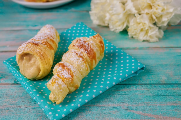 Involtini di pasta sfoglia ripieni di crema dolce