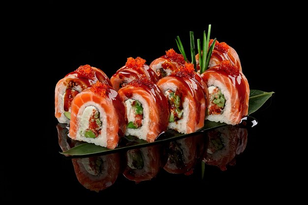 Involtini di Philadelphia con tobiko di salmone e salsa unagi