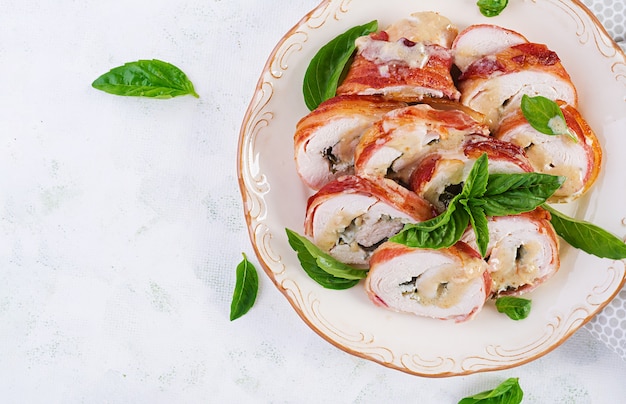 Involtini di pollo al forno con basilico e formaggio sul piatto. Pranzo sano. Dieta cheto. Vista dall'alto, sopra