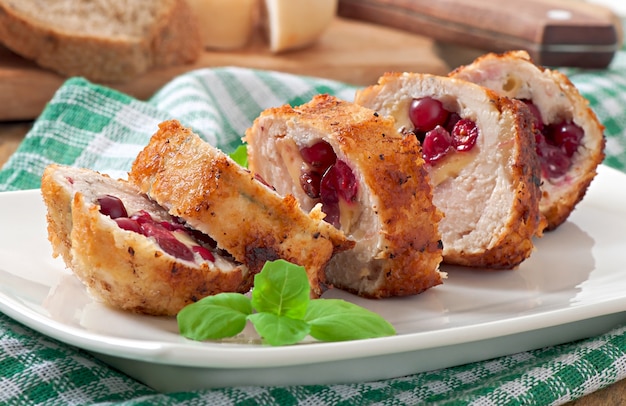 Involtini di pollo con mirtilli rossi, formaggio e miele