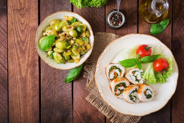 Involtini di pollo con verdure, guarniti con insalata. Vista dall'alto