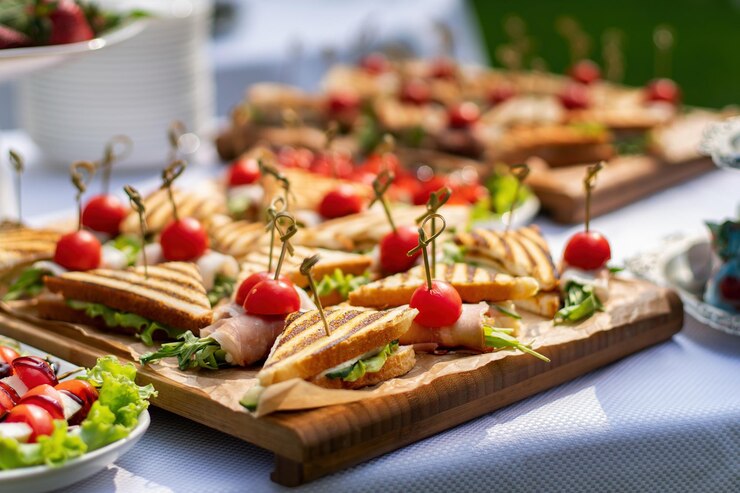 Involtini di prosciutto toast con formaggio e pesce Bella giornata estiva ristorazione di alta qualità