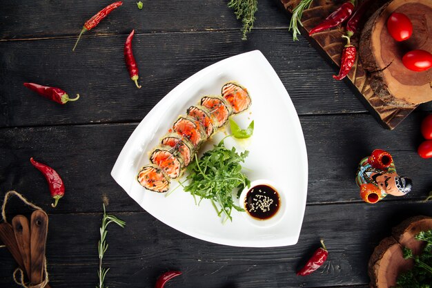 Involtini di salmone fritti con rucola e salsa di soia