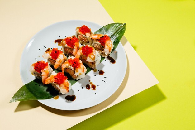 involtini di sushi apanese con gamberi di salmone anguilla affumicata e caviale rosso