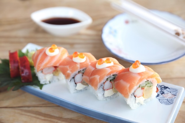 Involtini di sushi con salmone in cima, cucina giapponese