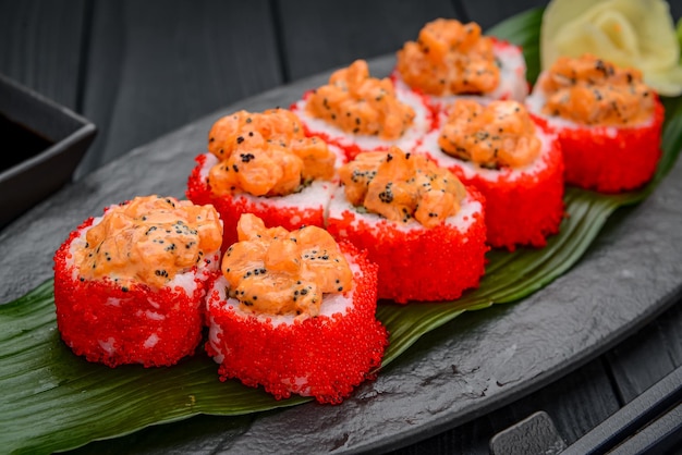 Involtini di sushi con tempura di salmone e caviale di tobiko