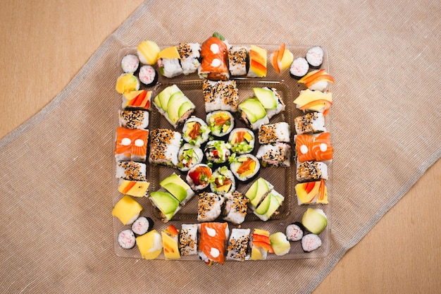 Involtini di sushi con verdure e salmone