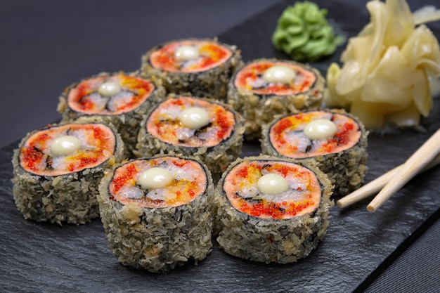 Involtini di sushi con zenzero e wasabi