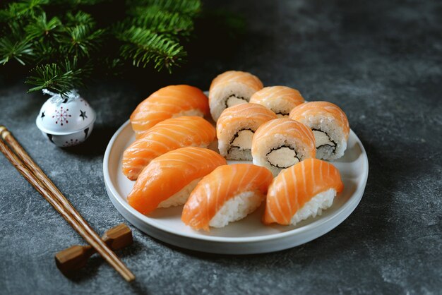 involtini di sushi fatti in casa e sushi nigiri con salmone selvatico