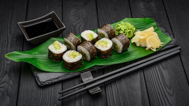 Involtini di sushi Maki con avocado