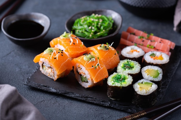 Involtini di sushi sashimi e maki vegani con frutti di mare a base vegetale