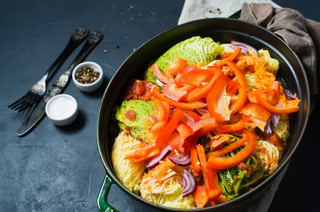 Involtini di verza ripieni di carne e verdure.