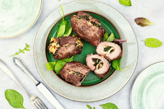 Involtini di vitello arrosto su un piatto