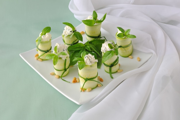 Involtini di zucchine ripieni di ricotta e basilico e pinoli