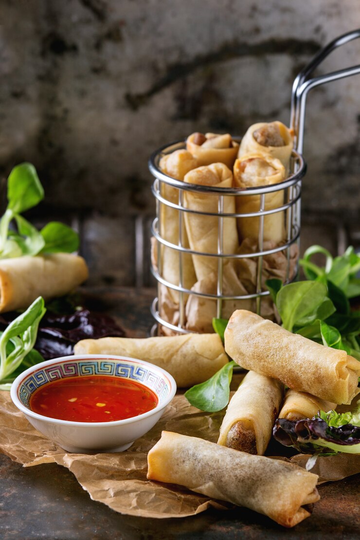 Involtini primavera fritti con salsa