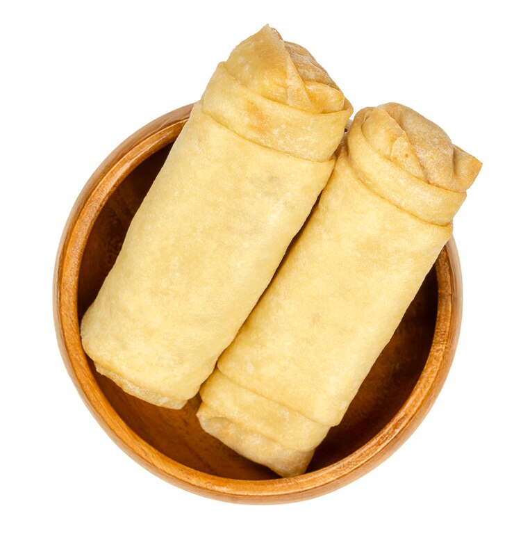 Involtini primavera non fritti in una ciotola di legno