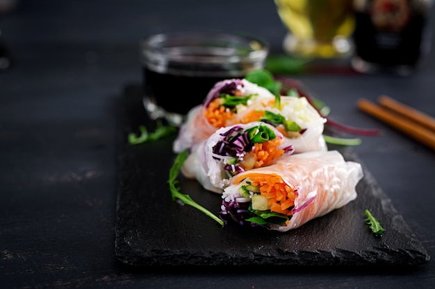 Involtini primavera vietnamiti vegetariani con salsa piccante, carota, cetriolo, cavolo rosso e pasta di riso.