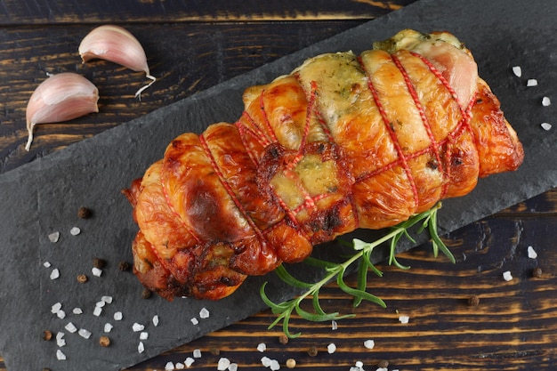 Involtino di carne disossato sul tavolo Cibo delizioso nel ristorante