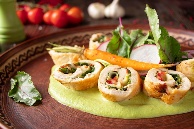 Involtino di tacchino con purea di broccoli di spinaci e piatto da ristorante con insalata di ravanello