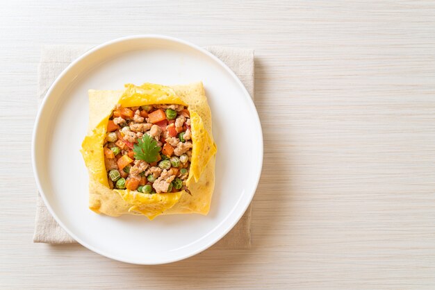 involucro d'uovo o uovo farcito con carne di maiale tritata, carota, pomodoro e piselli