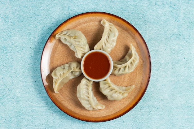 Involucro di pollo al vapore con ketchup servito in un piatto isolato su sfondo vista dall'alto