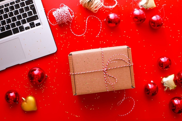Involucro regalo piatto su sfondo rosso Regalo artigianale Acquisti online per Natale