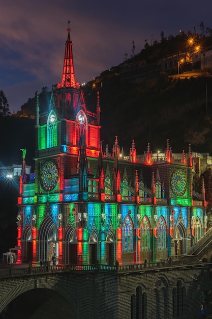 Ipiales Narino Colombia 25 agosto 2023 La Chiesa della Vergine di Las Lajas in Colombia si illumina di luci colorate di notte