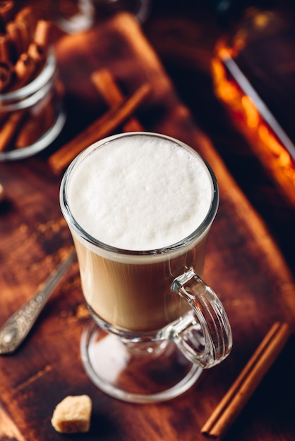 Irish coffee con cannella su superficie in legno