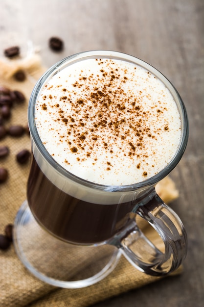 Irish coffee in vetro sulla tavola di legno