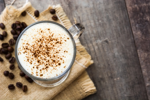 Irish coffee in vetro sulla tavola di legno