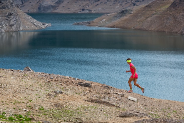 Irl corre da sola tra i laghi alpini