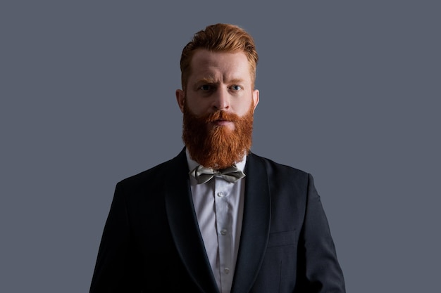 Irlandese con la barba lunga volto Ritratto di uomo irlandese bel rosso Irlandese che indossa papillon