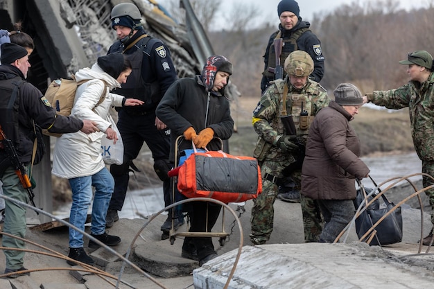 IRPIN UCRAINA 09 marzo 2022 Guerra in Ucraina Migliaia di residenti di Irpin devono abbandonare le loro case ed evacuare mentre le truppe russe stanno bombardando una città pacifica Rifugiati di guerra in Ucraina