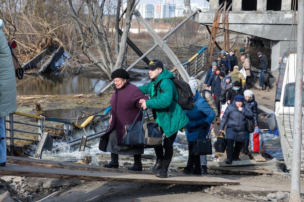 IRPIN UCRAINA 09 marzo 2022 Guerra in Ucraina Migliaia di residenti di Irpin devono abbandonare le loro case ed evacuare mentre le truppe russe stanno bombardando una città pacifica Rifugiati di guerra in Ucraina